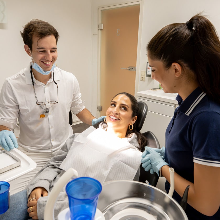 Patientin bekommt eine Endodontie 