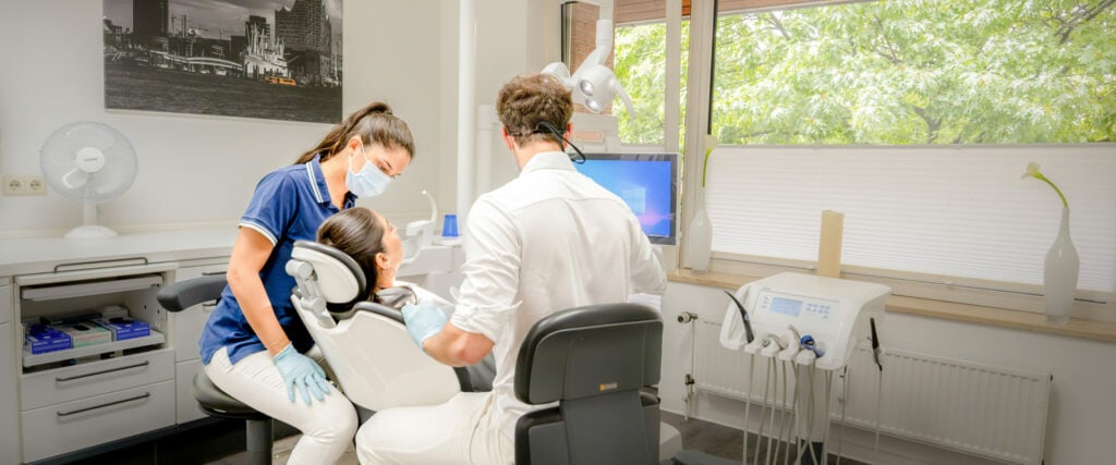 Untersuchung beim Zahnarzt in Hamburg