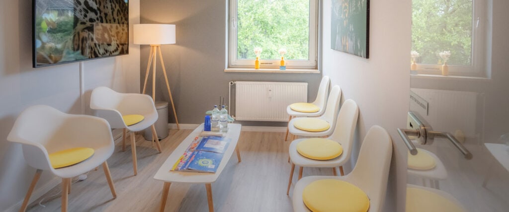 Einladendes Wartezimmer in Hamburgs Zahnarztpraxis