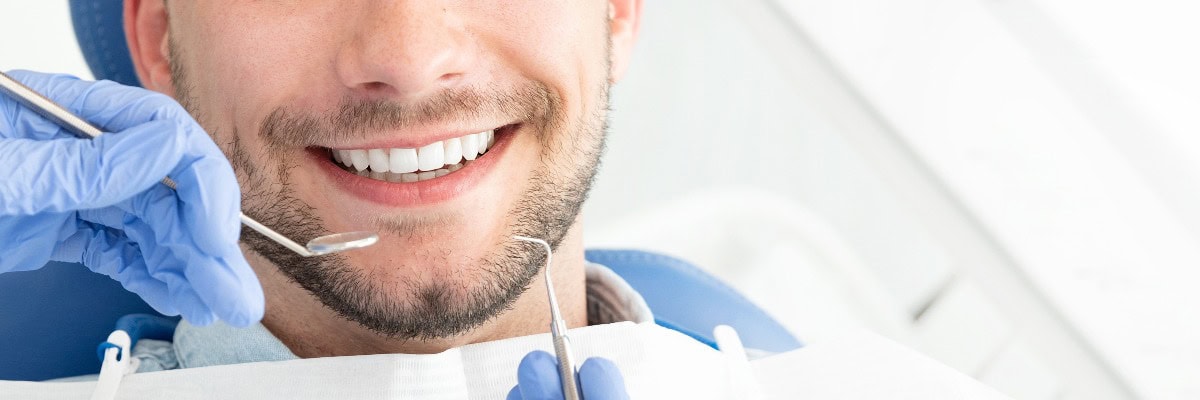 In der entspannten Atmosphäre der Zahnarztpraxis Bernd Krüger in Hamburg entspannt ein Angstpatient