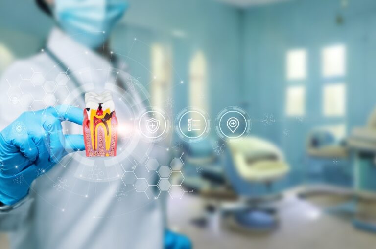 Arzt zeigt Zahnkrankheiten.