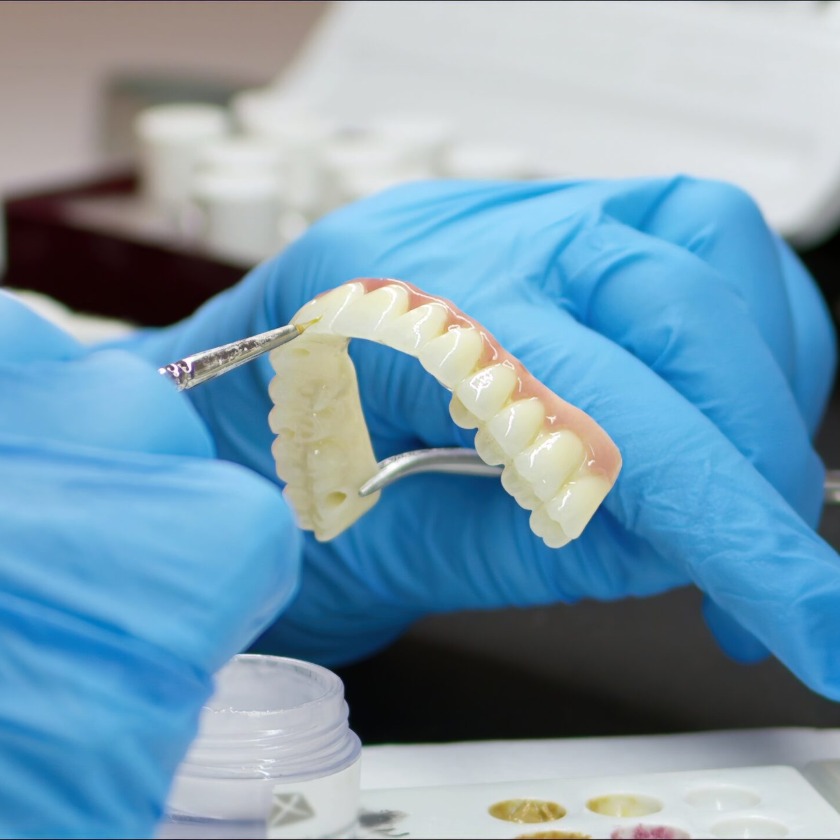 Untersuchungen zu Zirkoniumkeramik und Implantaten im Dentallabor